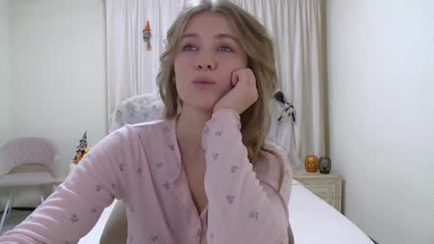 Snapshot of pamelablair chatting on November 1, 2025, 7:16 pm Pamela Blair online show from November 1, 2025, 7:16 pm