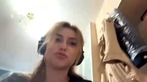 Snapshot of pamulahallquist chatting on July 5, 2026, 4:03 pm Lia online show from July 5, 2026, 4:03 pm