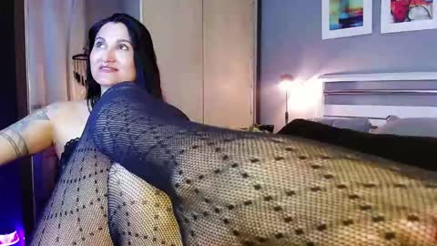Snapshot of paradisegirl_ chatting on November 11, 2025, 10:54 pm My alter ego Betinna Flowers - a tattooed Miss - Are you missing me come in here - online show from November 11, 2025, 10:54 pm