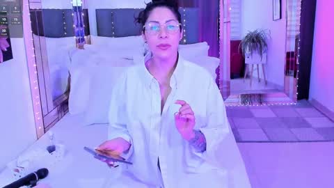 Snapshot of paris_dumont chatting on March 9, 2025, 3:32 am Mia online show from March 9, 2025, 3:32 am