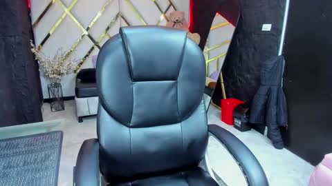 paris petit online show from March 25, 2026, 8:37 pm