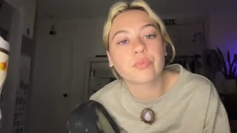 peachesncreampiezz online show from June 13, 2026, 5:38 am