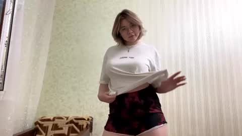 Snapshot of peachpufff chatting on June 30, 2026, 6:09 pm Molly online show from June 30, 2026, 6:09 pm