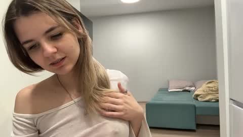 Snapshot of peachy_keens chatting on April 19, 2026, 6:10 pm Peachy online show from April 19, 2026, 6:10 pm
