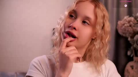 Lily online show from May 16, 2026, 4:42 am