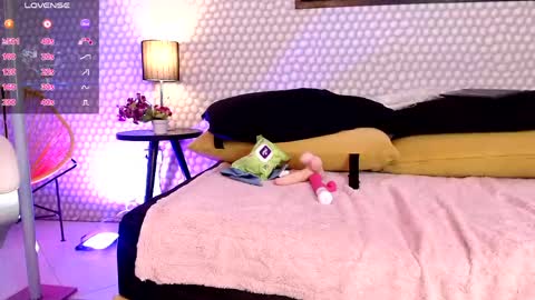 Penelope  Lets get to 100 hands up  online show from April 24, 2026, 4:26 am