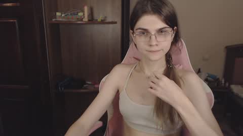 Snapshot of peralez_f chatting on December 19, 2024, 5:29 am Farida online show from December 19, 2024, 5:29 am