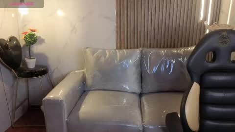 perla_lovely online show from June 3, 2026, 11:57 am
