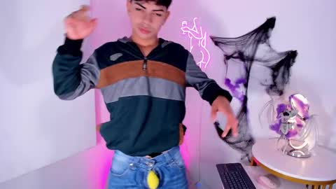 Snapshot of peter_chase chatting on October 22, 2025, 7:57 pm Peter online show from October 22, 2025, 7:57 pm