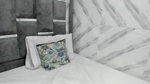 Snapshot of petite_amor chatting on February 22, 2025, 7:25 pm petite_amor online show from February 22, 2025, 7:25 pm