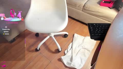 Snapshot of petite_linda chatting on September 19, 2025, 3:30 am Linda online show from September 19, 2025, 3:30 am