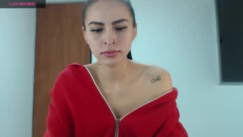 Snapshot of petite_linda chatting on December 23, 2025, 9:40 am Linda online show from December 23, 2025, 9:40 am