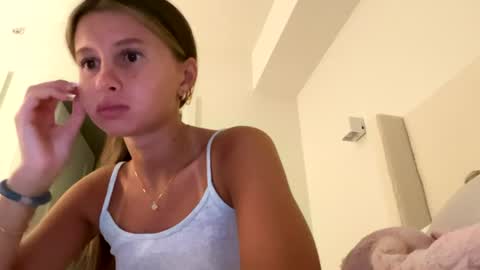 Snapshot of petite_pretty22 chatting on June 12, 2026, 3:38 am petite_pretty22 online show from June 12, 2026, 3:38 am