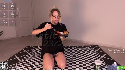 PiperAvery online show from November 23, 2025, 8:52 pm