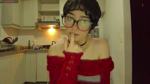 Snapshot of petitee_lunna chatting on February 9, 2026, 12:36 am Lunna online show from February 9, 2026, 12:36 am