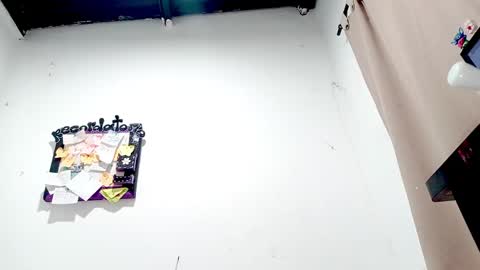 Snapshot of petiteivoryqueen chatting on October 19, 2025, 6:25 am danna online show from October 19, 2025, 6:25 am