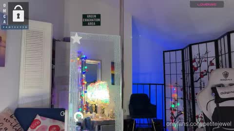 Snapshot of petitejewel chatting on September 19, 2025, 9:32 am Jules online show from September 19, 2025, 9:32 am