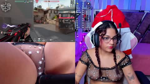 Snapshot of petitesofia_ chatting on December 18, 2024, 5:00 pm Sofia online show from December 18, 2024, 5:00 pm