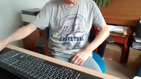 Snapshot of petitwilly chatting on June 5, 2026, 9:59 am petitwilly online show from June 5, 2026, 9:59 am