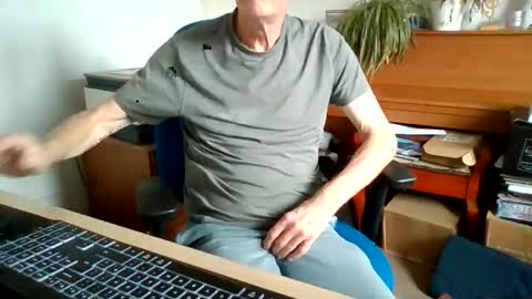 Snapshot of petitwilly chatting on June 8, 2026, 9:31 am petitwilly online show from June 8, 2026, 9:31 am