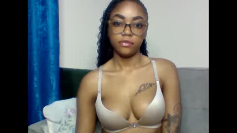 Snapshot of pettite_babe chatting on October 4, 2025, 12:52 am Arielle online show from October 4, 2025, 12:52 am