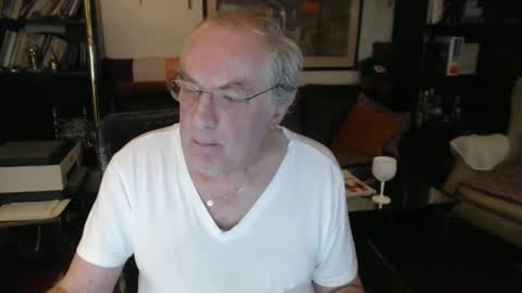 Snapshot of philoumis2 chatting on February 5, 2025, 6:59 pm Philippe online show from February 5, 2025, 6:59 pm