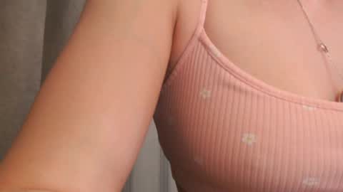 Snapshot of pineapple__mood chatting on May 24, 2026, 6:24 pm online show from May 24, 2026, 6:24 pm