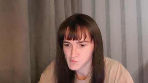 Snapshot of pineapple__mood chatting on June 17, 2026, 6:09 pm online show from June 17, 2026, 6:09 pm
