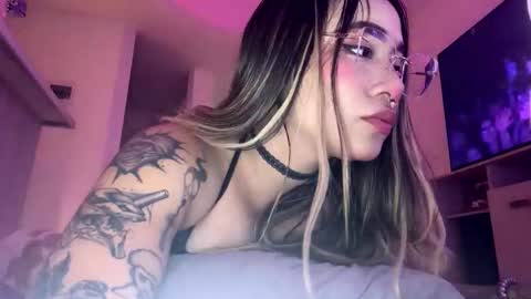 Snapshot of pink_quarz chatting on December 3, 2025, 11:25 pm KELLY online show from December 3, 2025, 11:25 pm