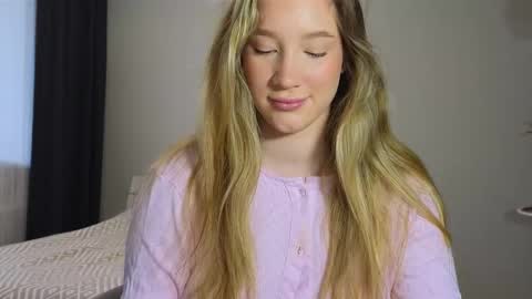 Snapshot of pink_rosee_ chatting on October 2, 2025, 3:46 am online show from October 2, 2025, 3:46 am