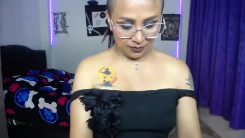 Snapshot of pinky_pinky_ chatting on December 2, 2025, 10:27 pm VIOLETA LOPEZ online show from December 2, 2025, 10:27 pm