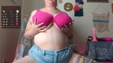 Em online show from February 18, 2025, 10:25 pm