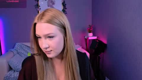 Snapshot of playful_sophie chatting on October 17, 2025, 7:27 pm Sophie online show from October 17, 2025, 7:27 pm