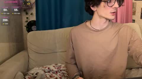 Snapshot of pocket_lovers chatting on December 1, 2025, 2:05 am Cute Sofia and Handsome Richy online show from December 1, 2025, 2:05 am