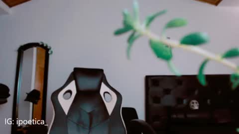 IG ipoetica  online show from December 17, 2024, 5:15 pm