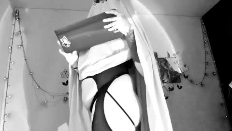 Snapshot of poison_willow chatting on October 9, 2025, 5:33 pm Willow Hours 12pm to 630pm Colombian time FRIDAY AND SUNDAY FREE DAYS online show from October 9, 2025, 5:33 pm