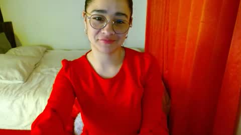 Snapshot of porcelainlux chatting on September 24, 2025, 4:05 am porcelainlux online show from September 24, 2025, 4:05 am