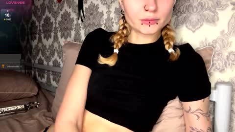 Snapshot of porshes chatting on November 11, 2025, 3:34 pm HERES SILVIA AND OlIVIA WELCOME EVERYONE LOVENSE DOMI REACT TO YOUR TIPS LETS MAKE A GREAT SHOW TOGETHER online show from November 11, 2025, 3:34 pm