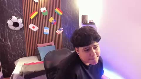 pretty_honey22 online show from June 19, 2026, 1:32 am