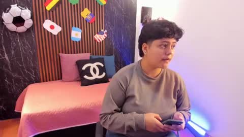 Snapshot of pretty_honey22 chatting on June 20, 2026, 1:30 am pretty_honey22 online show from June 20, 2026, 1:30 am