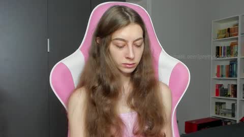 Snapshot of prettysomething chatting on October 13, 2025, 6:35 am Sophie next stream will be at Monday i will wait you guys online show from October 13, 2025, 6:35 am