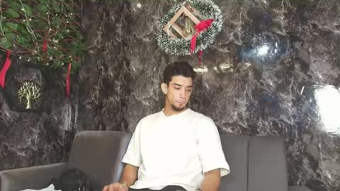 prince_arthur77 online show from December 20, 2025, 2:35 pm