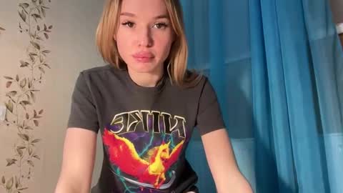 Snapshot of pussymoneywet chatting on September 24, 2025, 2:42 pm Lina online show from September 24, 2025, 2:42 pm