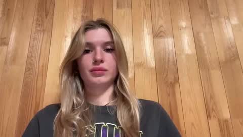 Snapshot of pussymoneywet chatting on September 25, 2025, 2:43 pm Lina online show from September 25, 2025, 2:43 pm