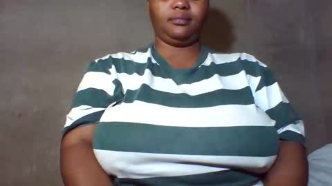 queen2302 online show from April 12, 2026, 8:03 pm