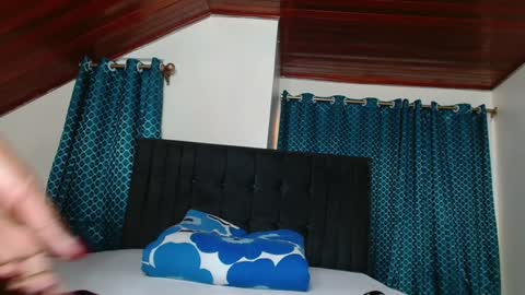 Queen armani online show from February 6, 2025, 4:10 am