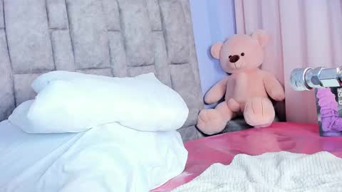 queen_yully online show from February 27, 2026, 7:25 pm