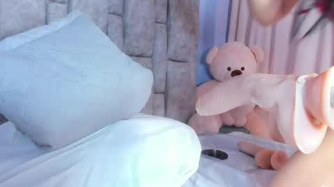 queen_yully online show from April 16, 2026, 9:39 pm