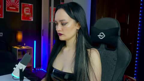 Snapshot of queenaliss chatting on December 1, 2025, 6:18 am Your world and the universe Aliss online show from December 1, 2025, 6:18 am