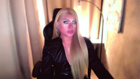 Snapshot of queenarthalia chatting on December 9, 2024, 11:47 am ARTHA online show from December 9, 2024, 11:47 am